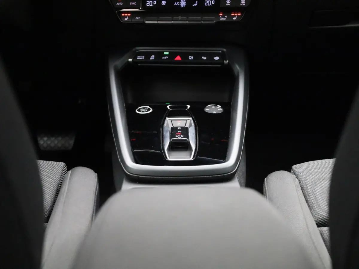 40 TFSI e Advanced edition 204 PK l Adaptive cruise control l Climate control l Achteruitrijcamera l Navigatie l LED-koplampen l Trekhaak l Elektr. instel. bestuurd.stoel l Stoelverwarming