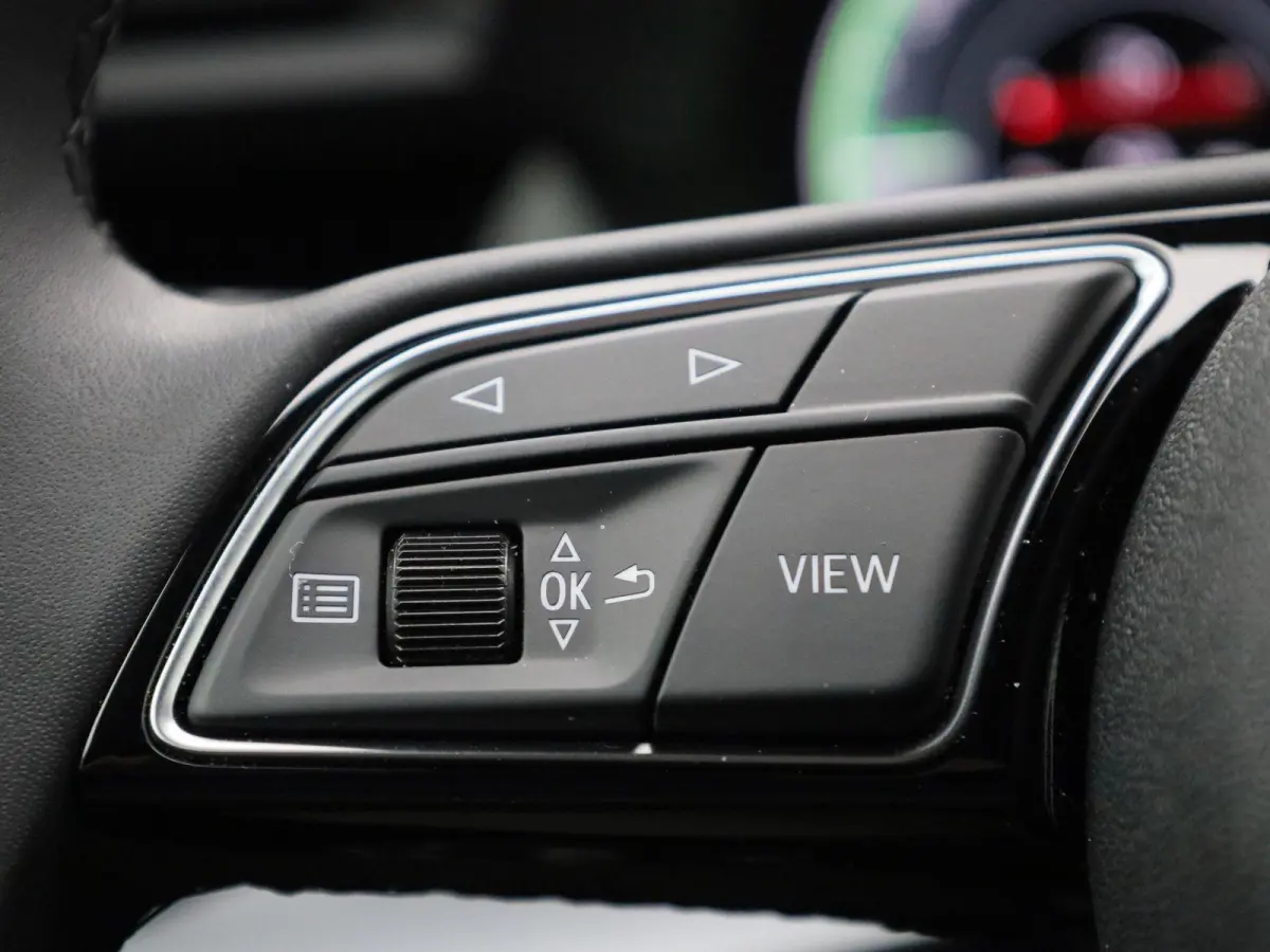 40 TFSI e Advanced edition 204 PK l Adaptive cruise control l Climate control l Achteruitrijcamera l Navigatie l LED-koplampen l Trekhaak l Elektr. instel. bestuurd.stoel l Stoelverwarming