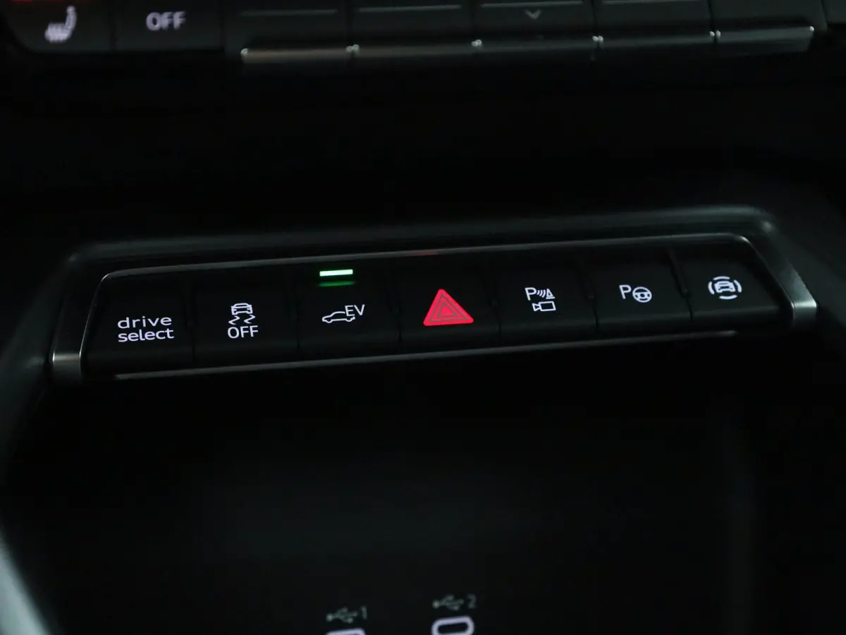 40 TFSI e Advanced edition 204 PK l Adaptive cruise control l Climate control l Achteruitrijcamera l Navigatie l LED-koplampen l Trekhaak l Elektr. instel. bestuurd.stoel l Stoelverwarming