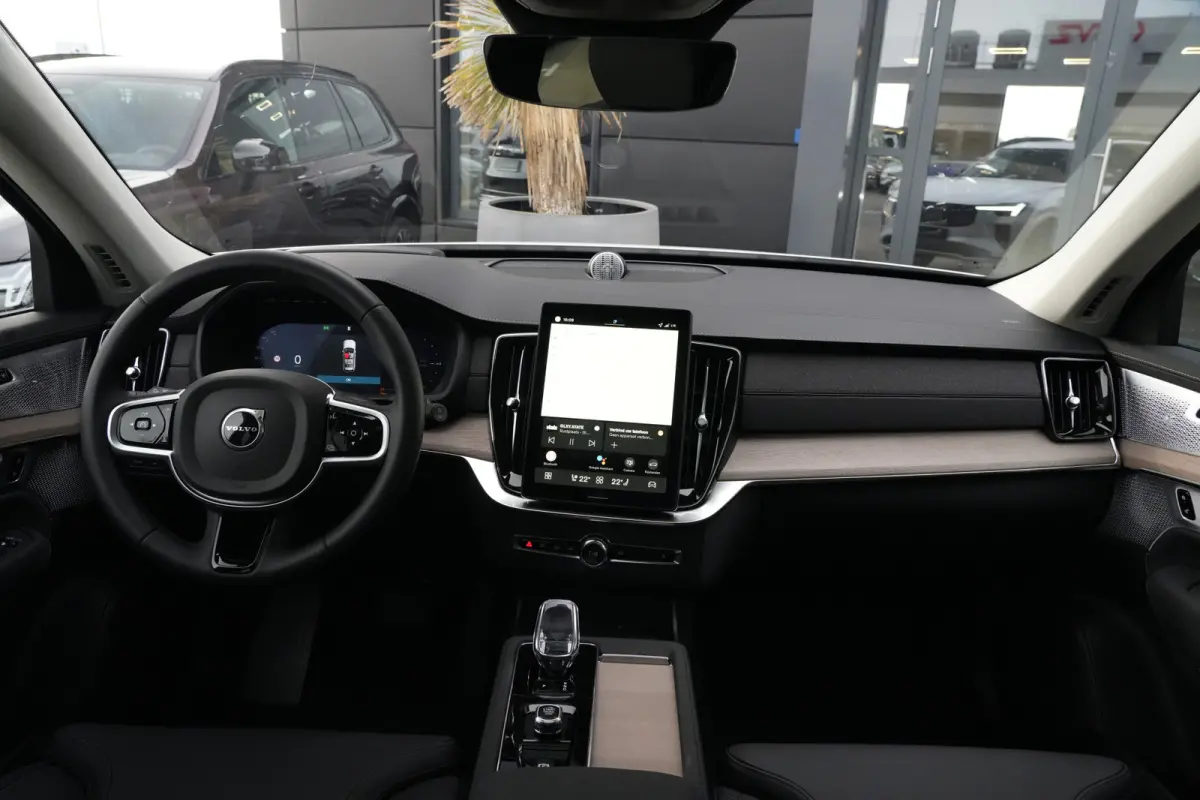 2.0 T8 Plug-in Hybrid AWD Plus Dark | 455 PK | Panoramadak | Bowers & Wilkins | Luchtvering | 360° camera Volvo XC90 2.0 T8 Plug-in Hybrid AWD Plus Dark met 2.0 viercilinder plug-in hybride