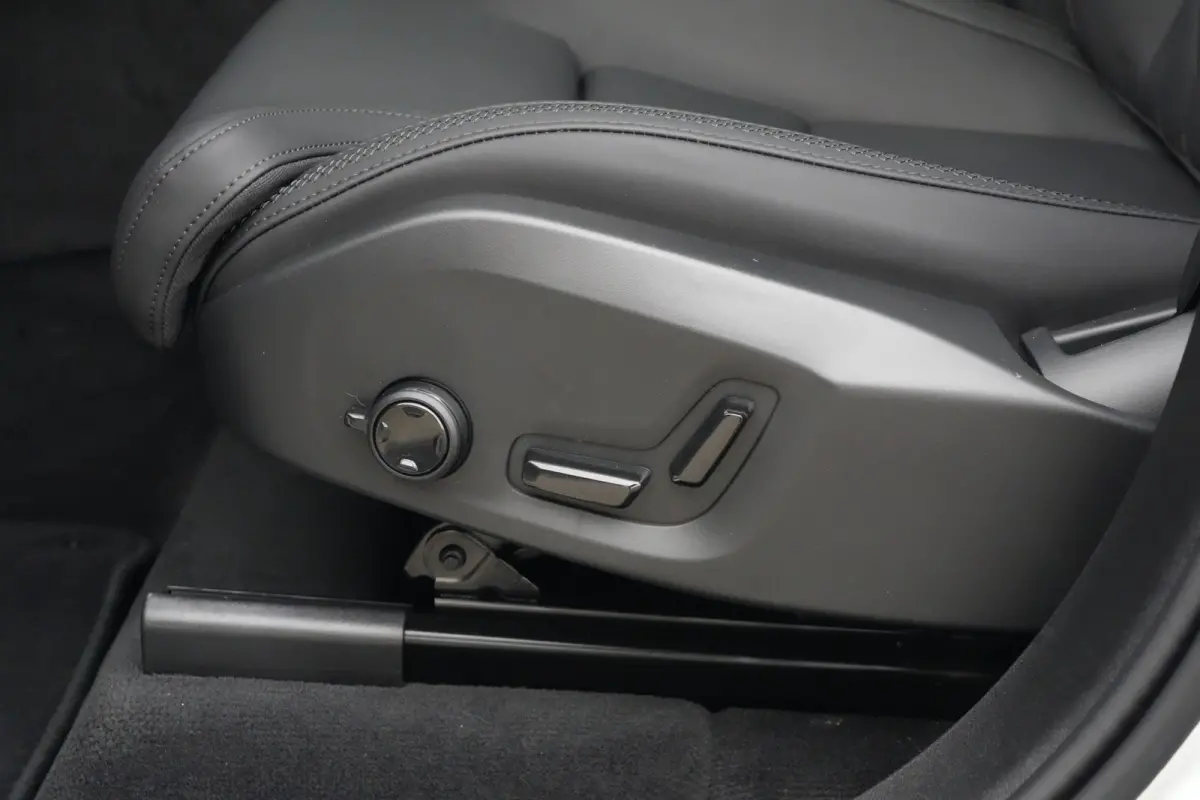 2.0 T8 Plug-in Hybrid AWD Plus Dark | 455 PK | Panoramadak | Bowers & Wilkins | Luchtvering | 360° camera Volvo XC90 2.0 T8 Plug-in Hybrid AWD Plus Dark met 2.0 viercilinder plug-in hybride