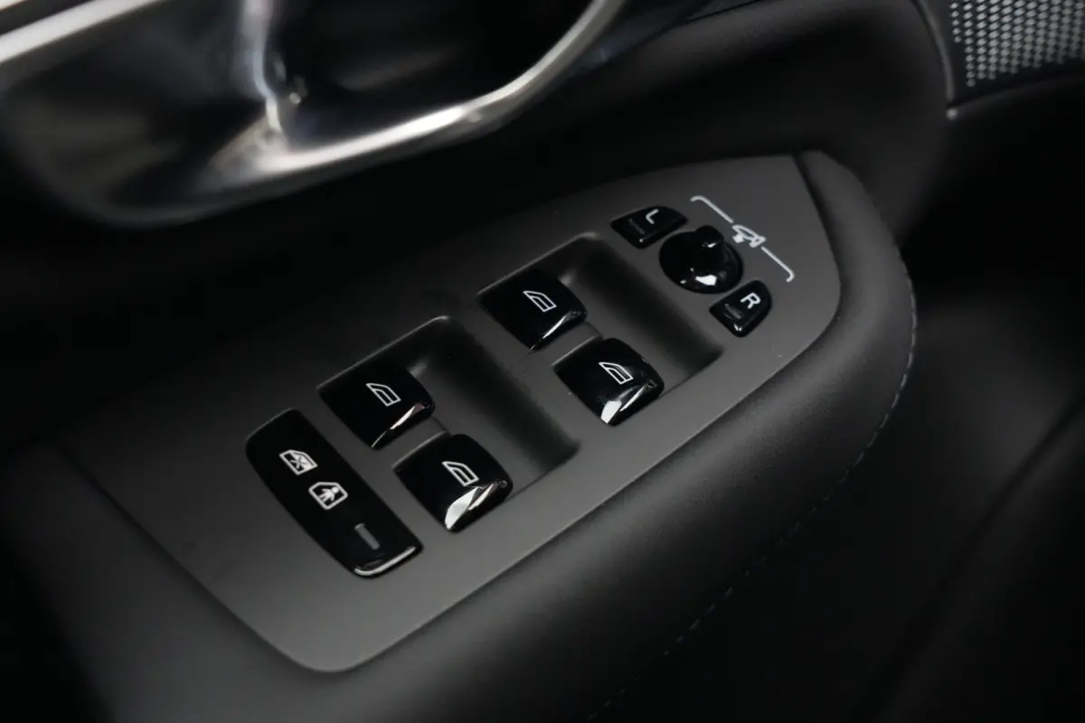 2.0 T8 Plug-in Hybrid AWD Plus Dark | 455 PK | Panoramadak | Bowers & Wilkins | Luchtvering | 360° camera Volvo XC90 2.0 T8 Plug-in Hybrid AWD Plus Dark met 2.0 viercilinder plug-in hybride