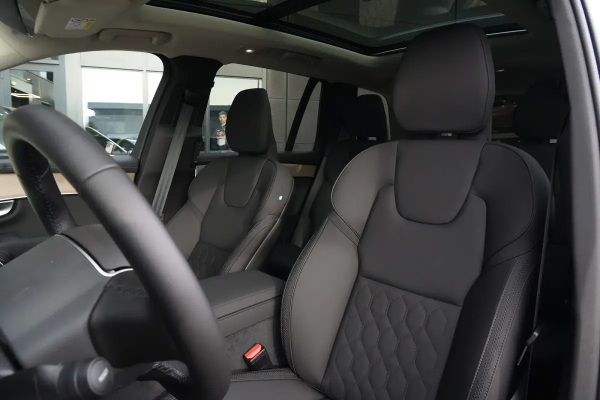 2.0 T8 Plug-in Hybrid AWD Plus Dark | 455 PK | Panoramadak | Bowers & Wilkins | Luchtvering | 360° camera Volvo XC90 2.0 T8 Plug-in Hybrid AWD Plus Dark met 2.0 viercilinder plug-in hybride