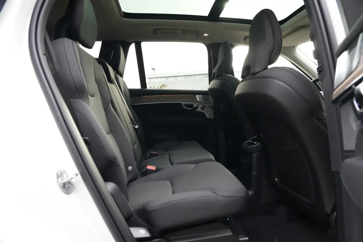 2.0 T8 Plug-in Hybrid AWD Plus Dark | 455 PK | Panoramadak | Bowers & Wilkins | Luchtvering | 360° camera Volvo XC90 2.0 T8 Plug-in Hybrid AWD Plus Dark met 2.0 viercilinder plug-in hybride