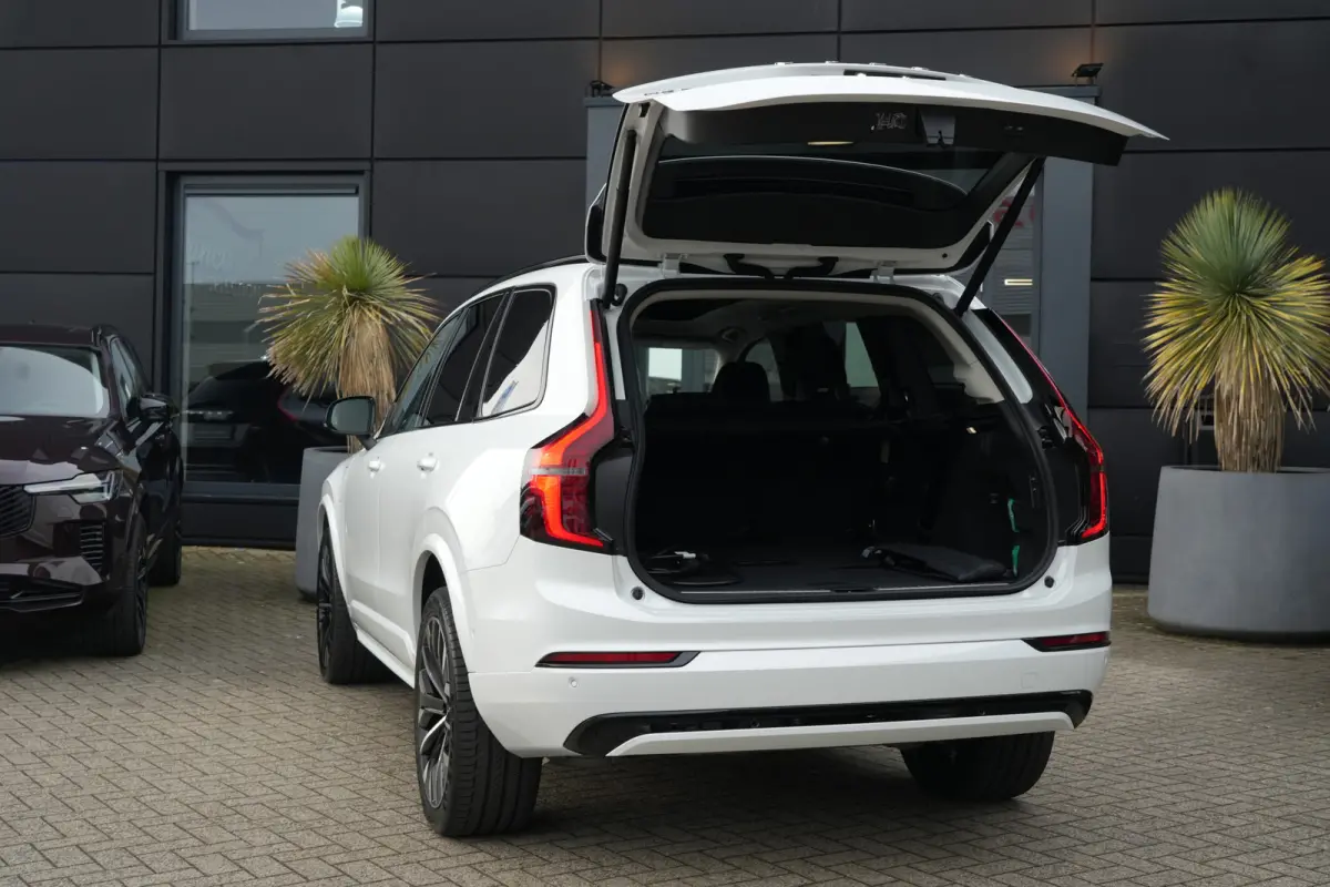 2.0 T8 Plug-in Hybrid AWD Plus Dark | 455 PK | Panoramadak | Bowers & Wilkins | Luchtvering | 360° camera Volvo XC90 2.0 T8 Plug-in Hybrid AWD Plus Dark met 2.0 viercilinder plug-in hybride