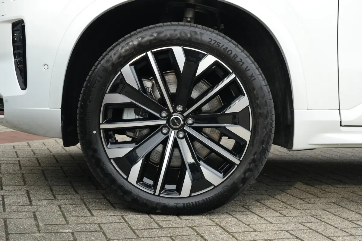 2.0 T8 Plug-in Hybrid AWD Plus Dark | 455 PK | Panoramadak | Bowers & Wilkins | Luchtvering | 360° camera Volvo XC90 2.0 T8 Plug-in Hybrid AWD Plus Dark met 2.0 viercilinder plug-in hybride