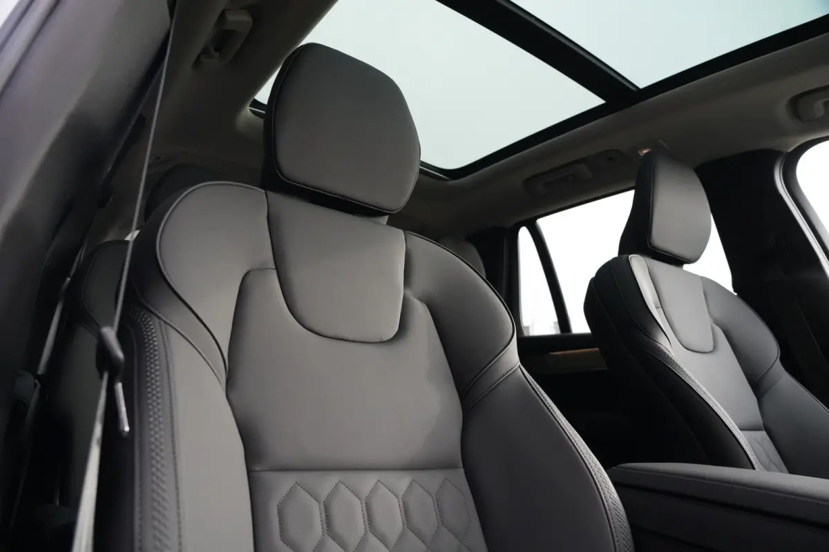 2.0 T8 Plug-in Hybrid AWD Plus Dark | 455 PK | Panoramadak | Bowers & Wilkins | Luchtvering | 360° camera Volvo XC90 2.0 T8 Plug-in Hybrid AWD Plus Dark met 2.0 viercilinder plug-in hybride