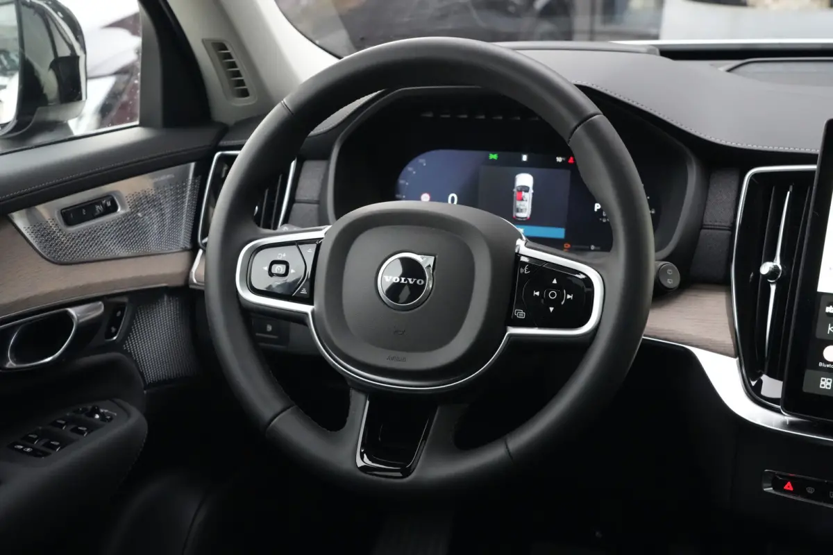 2.0 T8 Plug-in Hybrid AWD Plus Dark | 455 PK | Panoramadak | Bowers & Wilkins | Luchtvering | 360° camera Volvo XC90 2.0 T8 Plug-in Hybrid AWD Plus Dark met 2.0 viercilinder plug-in hybride