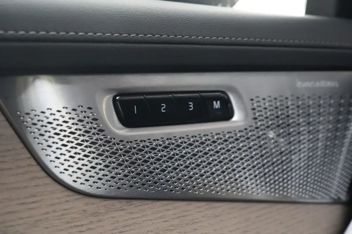 2.0 T8 Plug-in Hybrid AWD Plus Dark | 455 PK | Panoramadak | Bowers & Wilkins | Luchtvering | 360° camera Volvo XC90 2.0 T8 Plug-in Hybrid AWD Plus Dark met 2.0 viercilinder plug-in hybride
