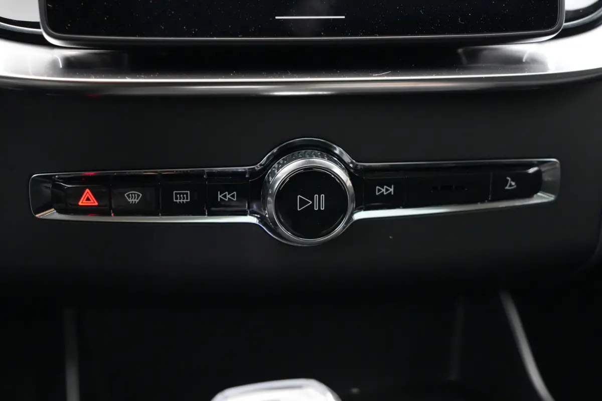 2.0 T8 Plug-in Hybrid AWD Plus Dark | 455 PK | Panoramadak | Bowers & Wilkins | Luchtvering | 360° camera Volvo XC90 2.0 T8 Plug-in Hybrid AWD Plus Dark met 2.0 viercilinder plug-in hybride