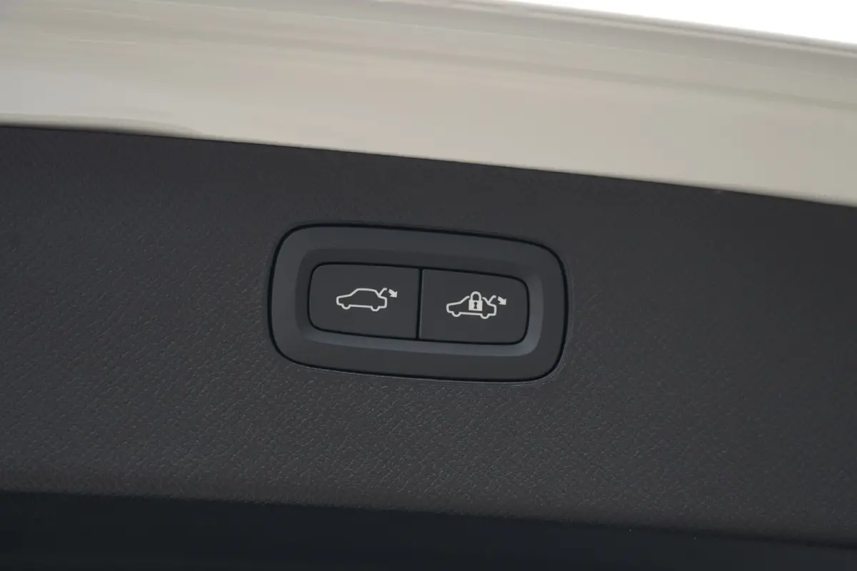 2.0 T8 Plug-in Hybrid AWD Plus Dark | 455 PK | Panoramadak | Bowers & Wilkins | Luchtvering | 360° camera Volvo XC90 2.0 T8 Plug-in Hybrid AWD Plus Dark met 2.0 viercilinder plug-in hybride