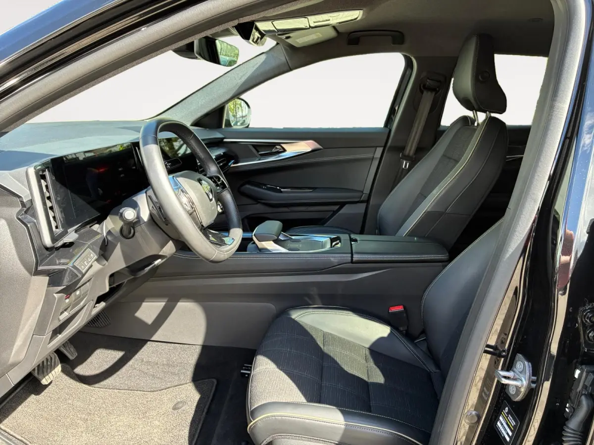 Hybride 200 TECHNO | Carplay | Camera | Adaptive Cruise Control | Climate Control