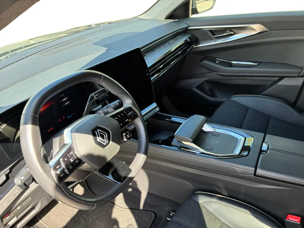 Hybride 200 TECHNO | Carplay | Camera | Adaptive Cruise Control | Climate Control