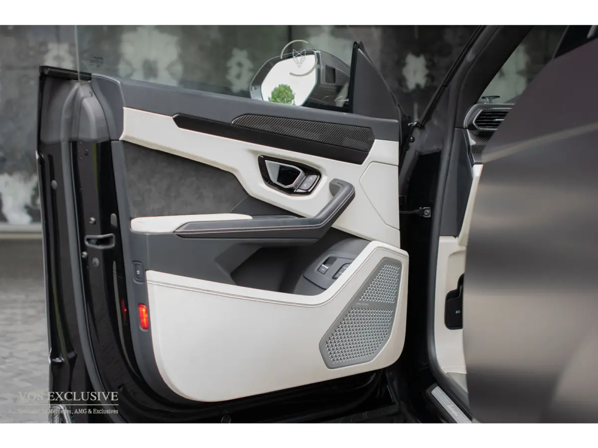 4.0 V8 BTW Full Carbon in- & exterieur|B&O Advanced 3D|ANIMA|Ceramic|Massage|Keyless|HUD|23"|Pano|Softclose