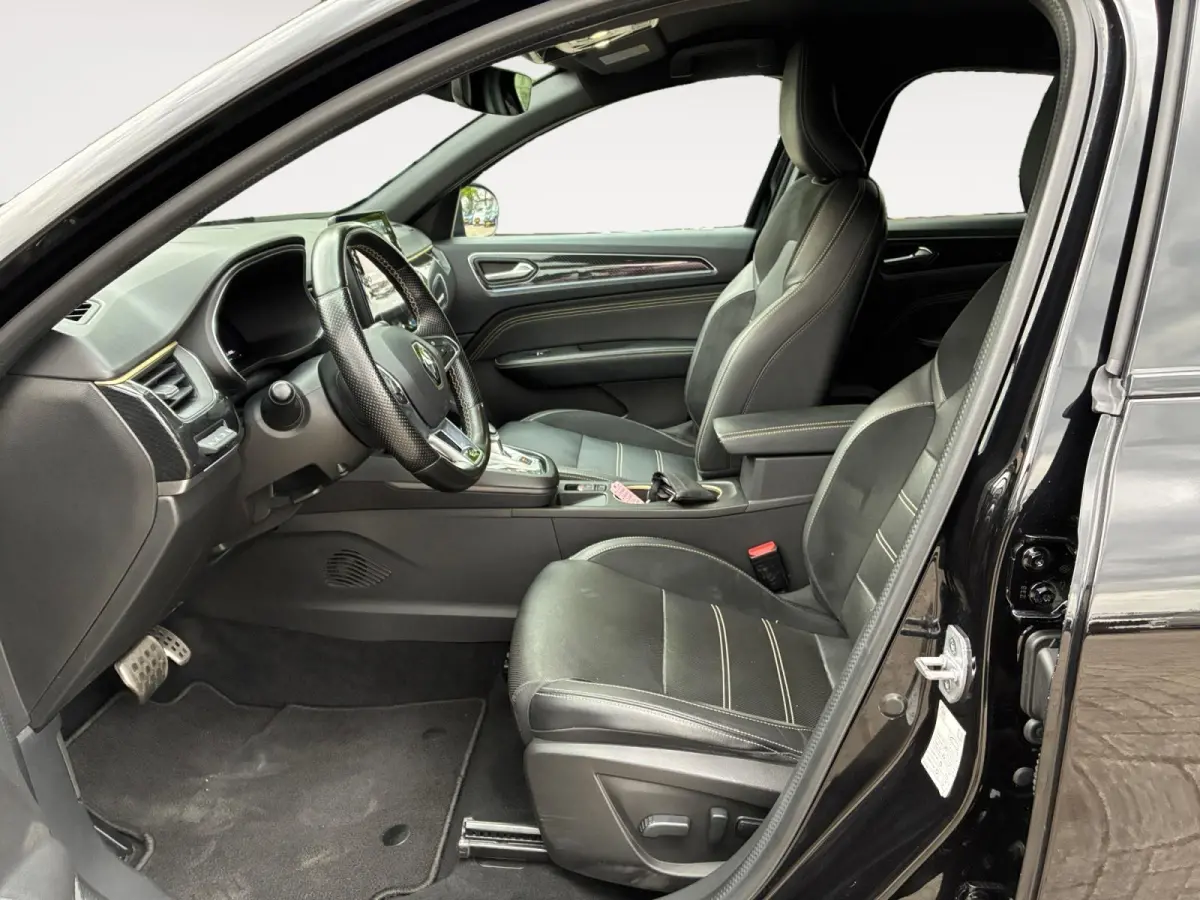 1.6 E-Tech Hybrid 145 R.S. Line | Carplay | Camera | Adaptive Cruise Control | Climate Control | Leder en Alcantara