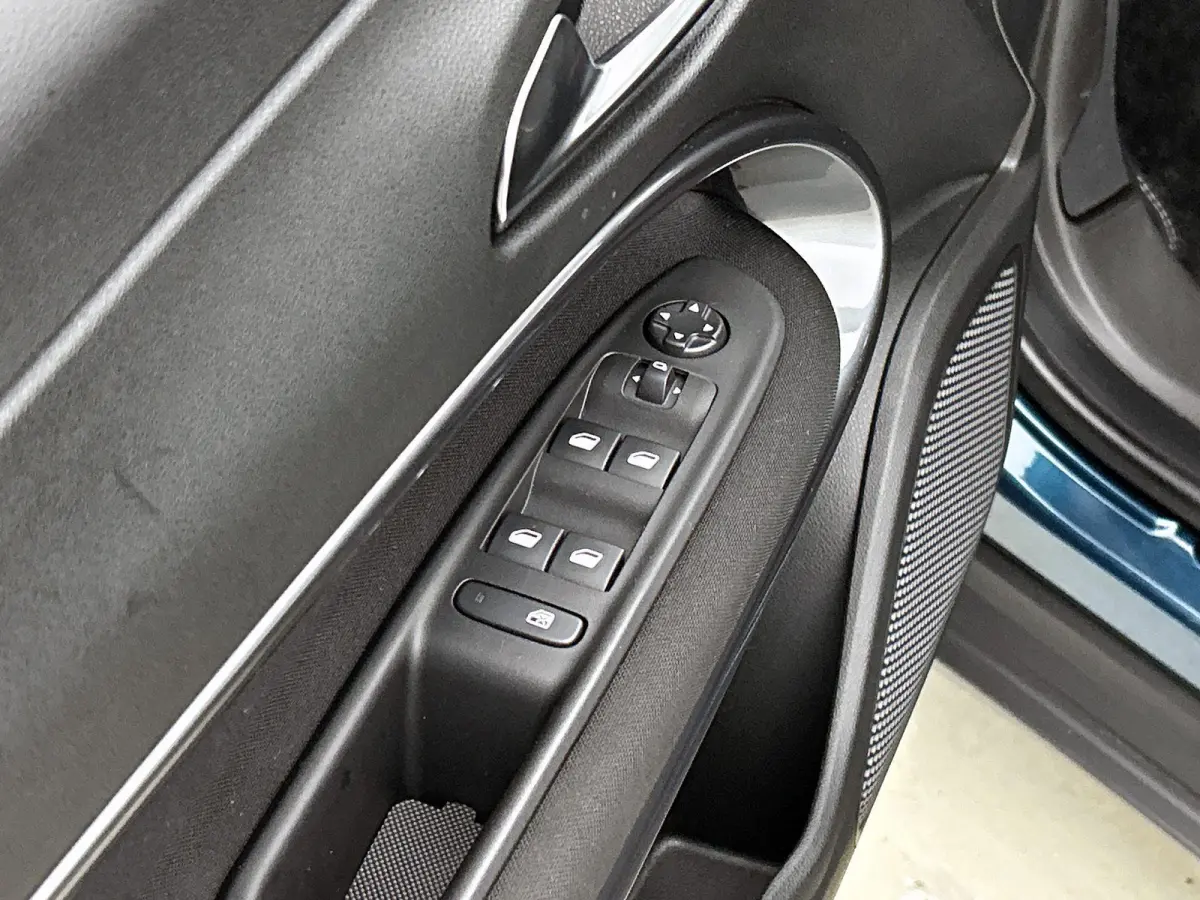 1.2 Urban 110pk Automaat | Stoelverwarming | Navigatie | Climate Control | Cruise Control | Camera | 17"LMV | Sfeerverlichting | Apple Carplay/Android Auto |