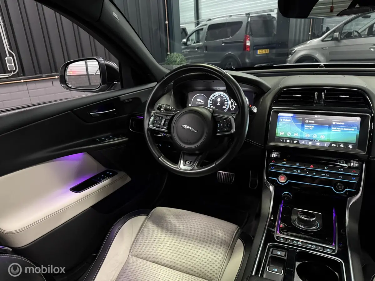 P250 2.0T R-sport BOMVOL! Pano|Meridian|Carplay