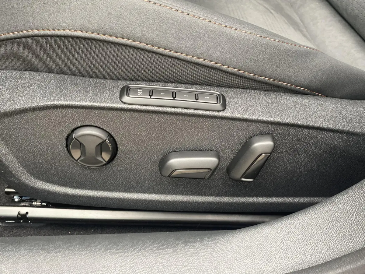 1.5 TSI e-Hybrid Business | PANORAMADAK | DODEHOEK DETECTIE | 360 CAMERA | TRAVEL ASSIST | STUUR-STOEL VERWARMING | SENNHEISER | MEMORY STOELEN |