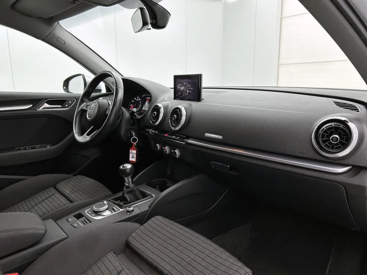 1.0 TFSI Sport Lease Edition (NAVIGATIE, LED, SPORSTOELEN, PDC, STUURBEDIENING)