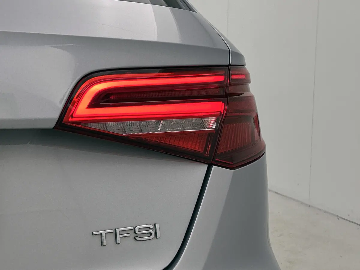 1.0 TFSI Sport Lease Edition (NAVIGATIE, LED, SPORSTOELEN, PDC, STUURBEDIENING)