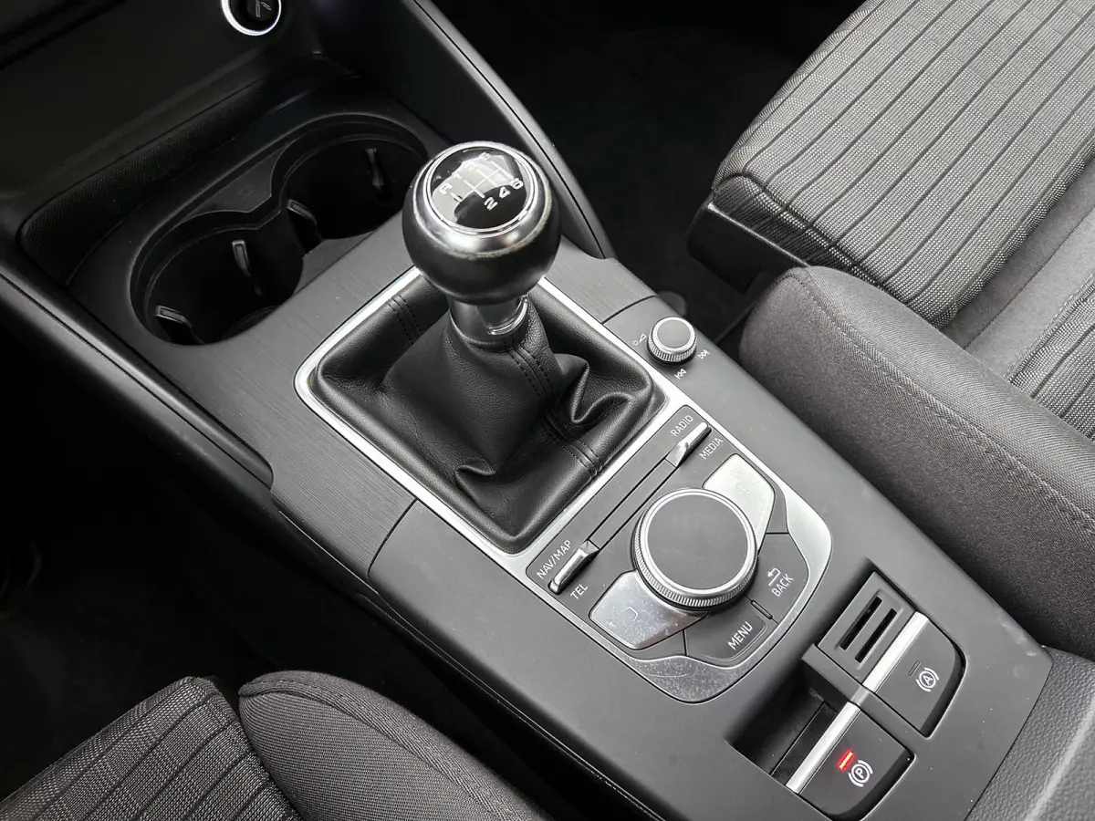 1.0 TFSI Sport Lease Edition (NAVIGATIE, LED, SPORSTOELEN, PDC, STUURBEDIENING)