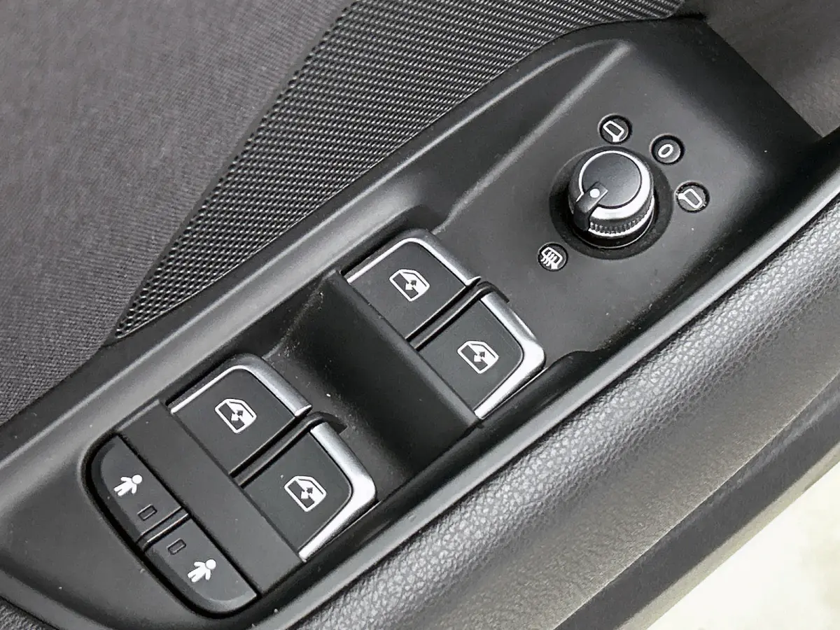 1.0 TFSI Sport Lease Edition (NAVIGATIE, LED, SPORSTOELEN, PDC, STUURBEDIENING)