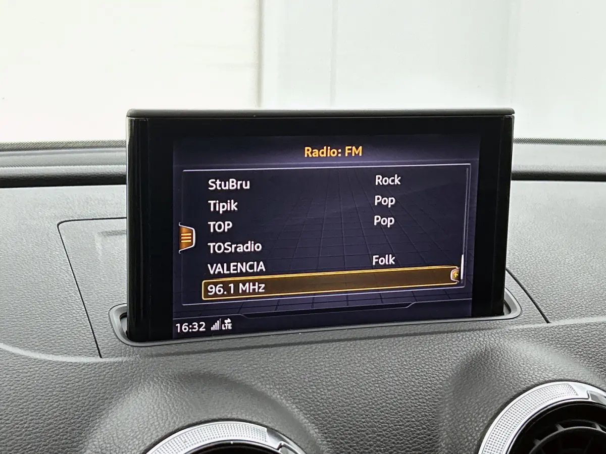 1.0 TFSI Sport Lease Edition (NAVIGATIE, LED, SPORSTOELEN, PDC, STUURBEDIENING)