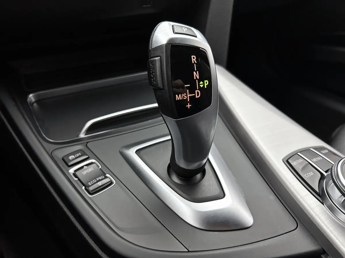 318i M Sport Corporate Lease Automaat (GROOT-NAVIGATIE, TREKHAAK, STOELVERWARMING, LED, GOED ONDERHOUDEN)