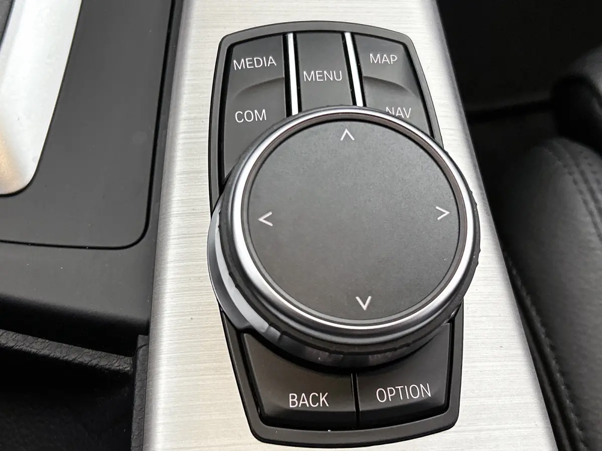 318i M Sport Corporate Lease Automaat (GROOT-NAVIGATIE, TREKHAAK, STOELVERWARMING, LED, GOED ONDERHOUDEN)