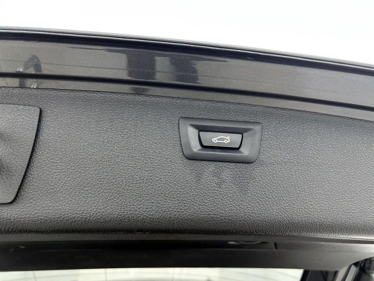318i M Sport Corporate Lease Automaat (GROOT-NAVIGATIE, TREKHAAK, STOELVERWARMING, LED, GOED ONDERHOUDEN)