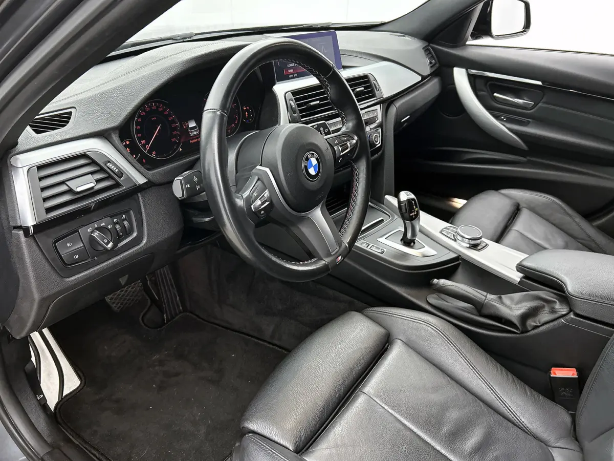 318i M Sport Corporate Lease Automaat (GROOT-NAVIGATIE, TREKHAAK, STOELVERWARMING, LED, GOED ONDERHOUDEN)