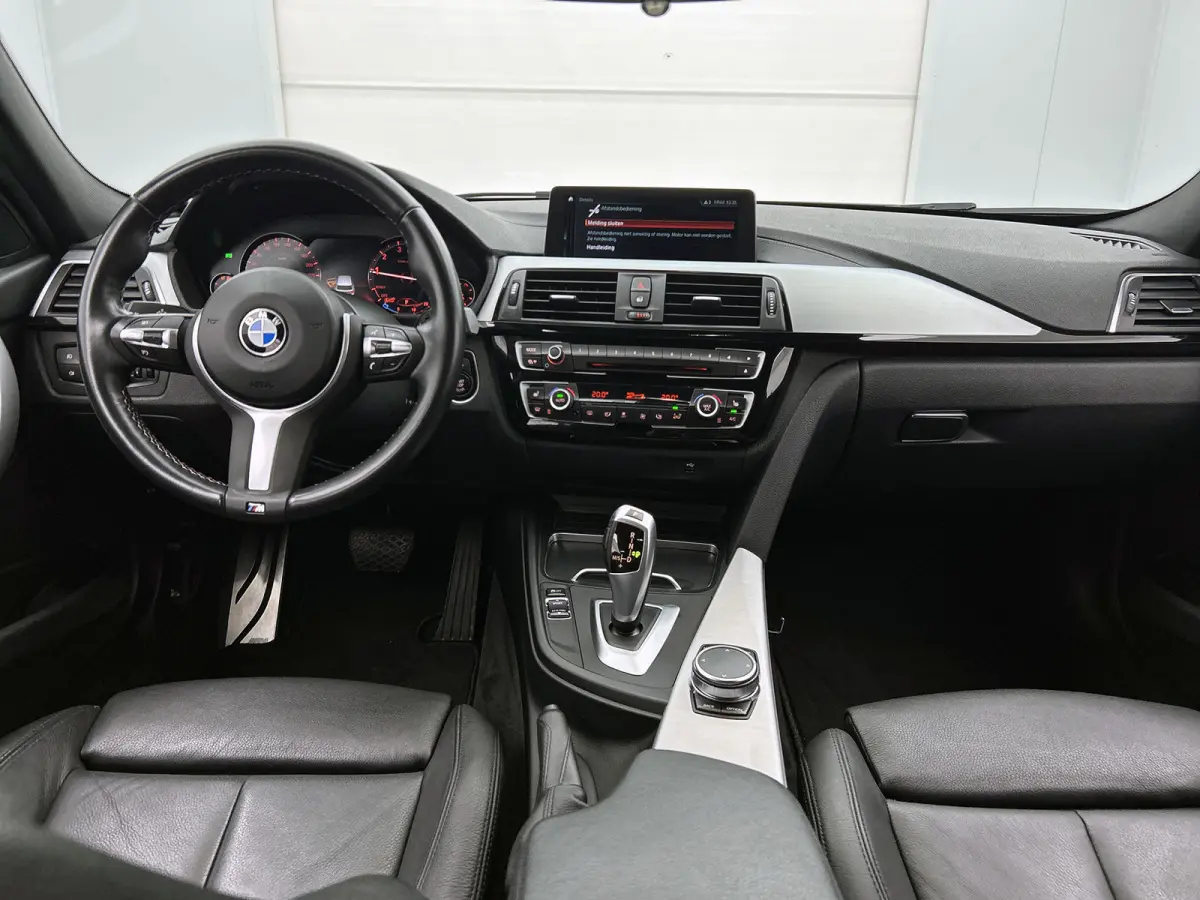 318i M Sport Corporate Lease Automaat (GROOT-NAVIGATIE, TREKHAAK, STOELVERWARMING, LED, GOED ONDERHOUDEN)