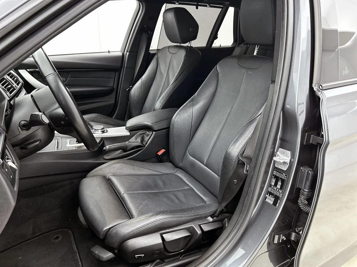 318i M Sport Corporate Lease Automaat (GROOT-NAVIGATIE, TREKHAAK, STOELVERWARMING, LED, GOED ONDERHOUDEN)
