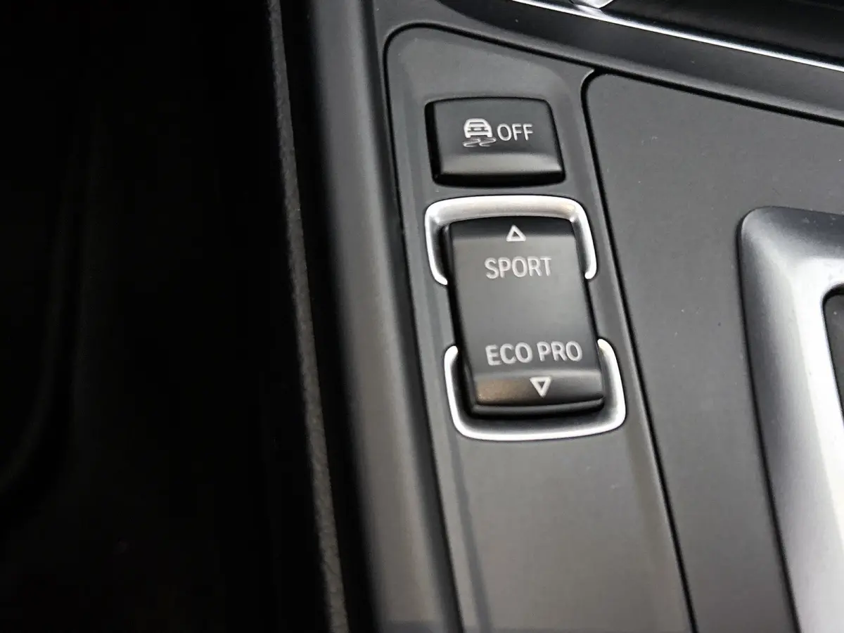 318i M Sport Corporate Lease Automaat (GROOT-NAVIGATIE, TREKHAAK, STOELVERWARMING, LED, GOED ONDERHOUDEN)