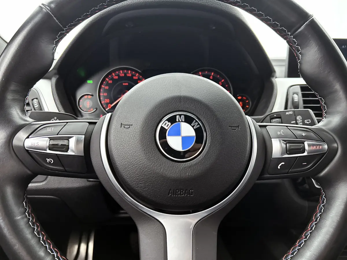 318i M Sport Corporate Lease Automaat (GROOT-NAVIGATIE, TREKHAAK, STOELVERWARMING, LED, GOED ONDERHOUDEN)