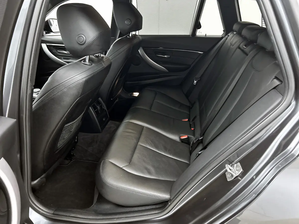 318i M Sport Corporate Lease Automaat (GROOT-NAVIGATIE, TREKHAAK, STOELVERWARMING, LED, GOED ONDERHOUDEN)