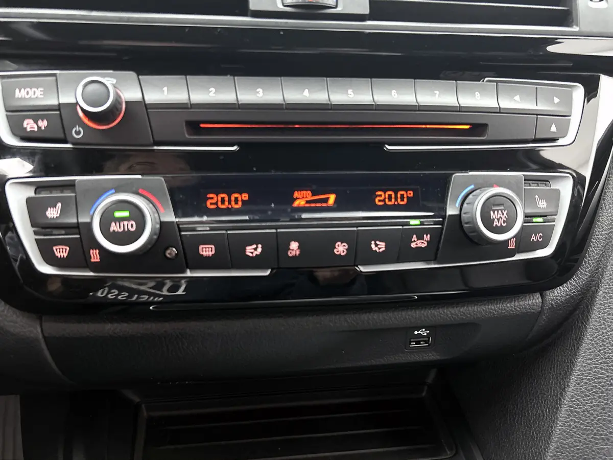 318i M Sport Corporate Lease Automaat (GROOT-NAVIGATIE, TREKHAAK, STOELVERWARMING, LED, GOED ONDERHOUDEN)