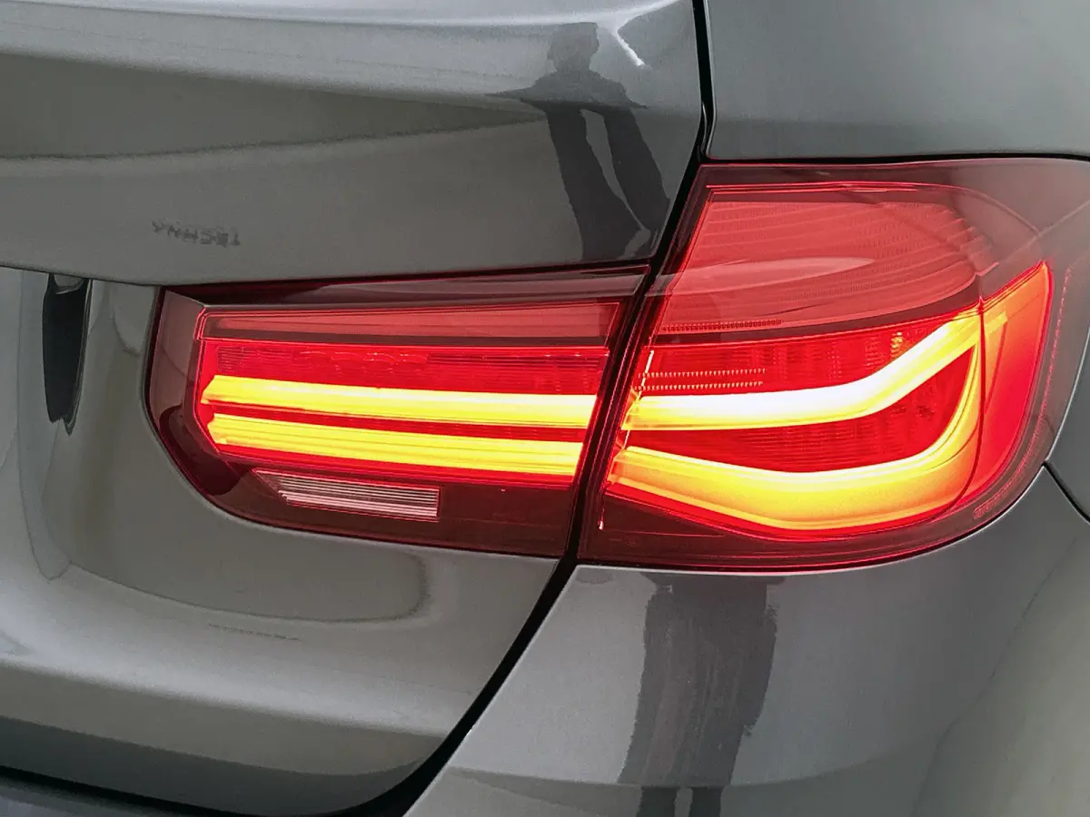 318i M Sport Corporate Lease Automaat (GROOT-NAVIGATIE, TREKHAAK, STOELVERWARMING, LED, GOED ONDERHOUDEN)