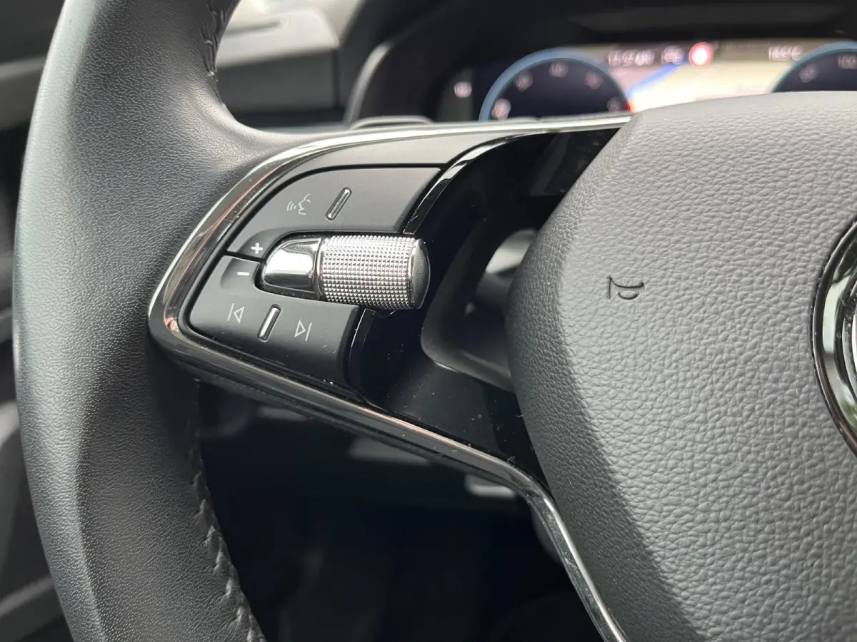 1.0 TSI Sport Business | Stoelverwarming | Navigatie | Digital Dashboard