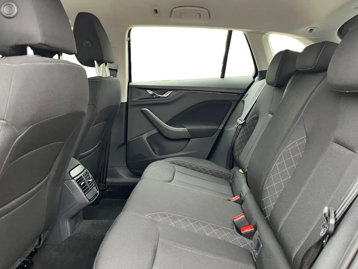 1.0 TSI Sport Business | Stoelverwarming | Navigatie | Digital Dashboard