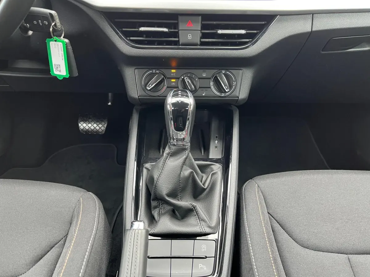1.0 TSI Sport Business | Stoelverwarming | Navigatie | Digital Dashboard