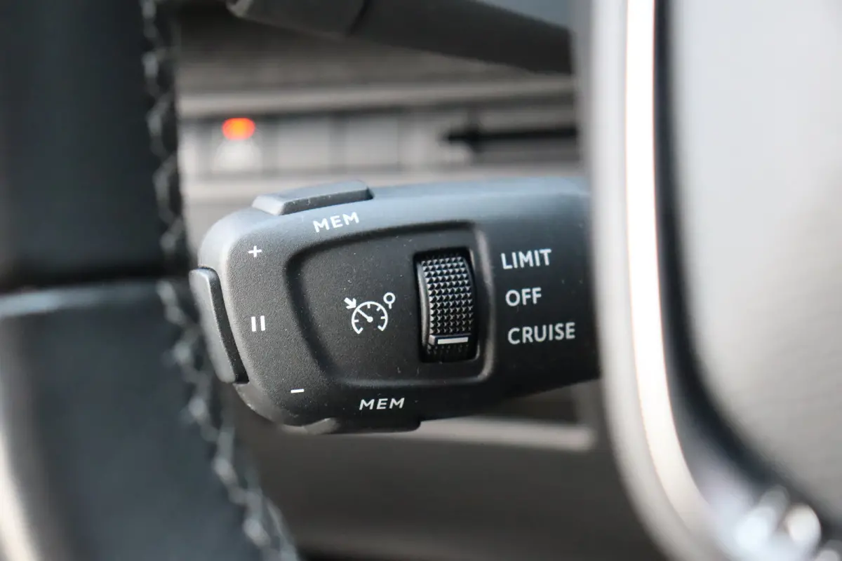 1.2 PURETECH 130PK 7-ZITS ALLURE PACK / NAVI / LEDER / CLIMA / PDC / 18" LMV / CAMERA / AFN. TREKHAAK / KEYLESS / CRUISECONTROL / NIEUWSTAAT !!