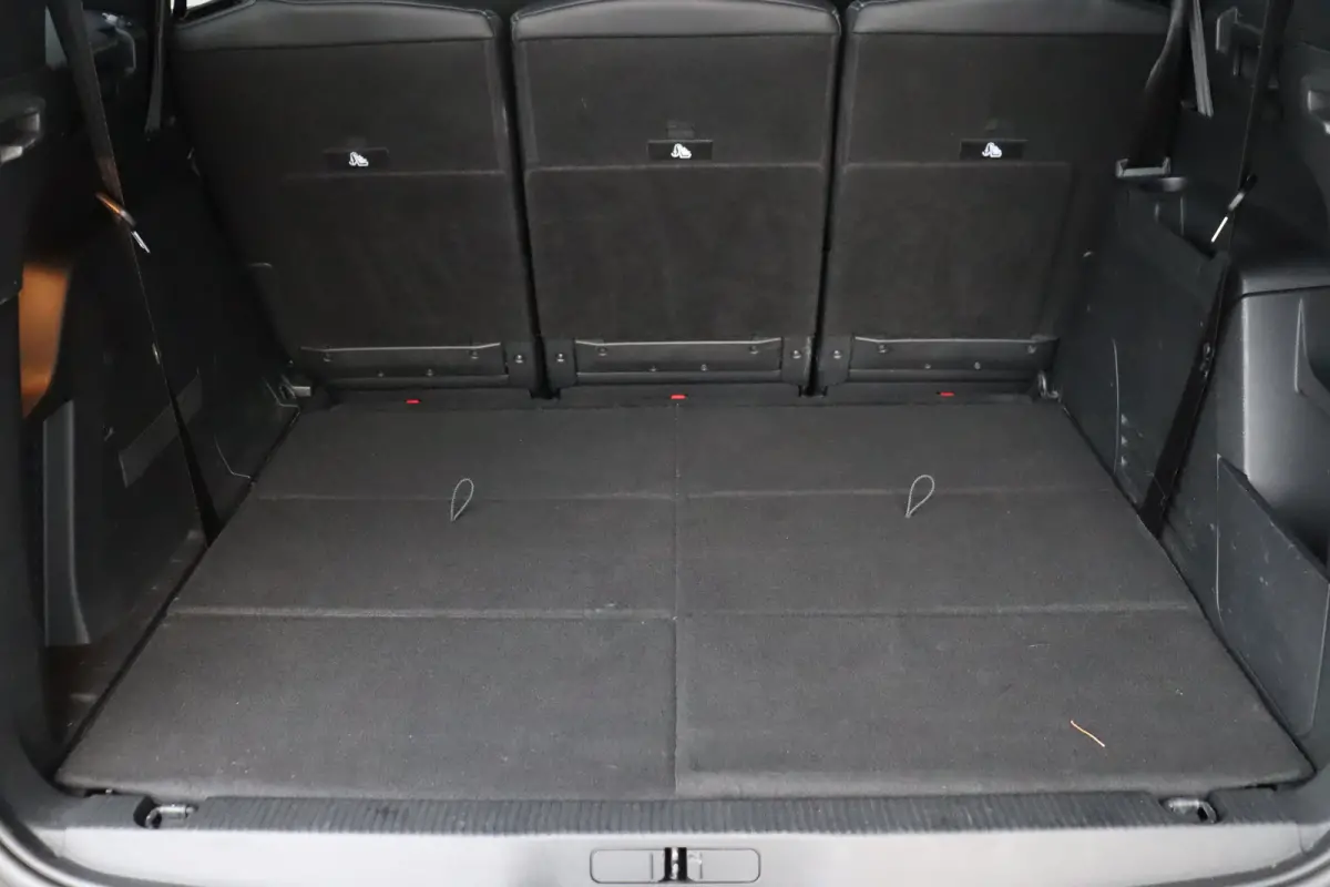 1.2 PURETECH 130PK 7-ZITS ALLURE PACK / NAVI / LEDER / CLIMA / PDC / 18" LMV / CAMERA / AFN. TREKHAAK / KEYLESS / CRUISECONTROL / NIEUWSTAAT !!