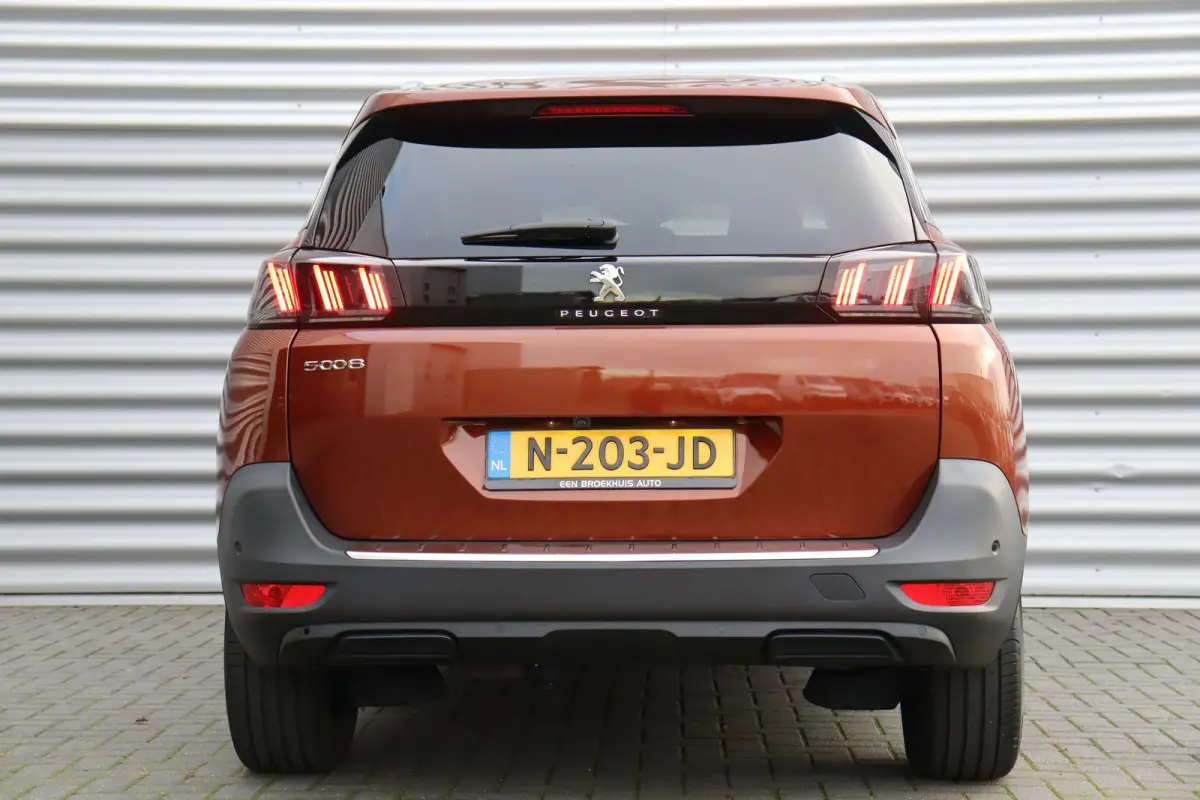 1.2 PURETECH 130PK 7-ZITS ALLURE PACK / NAVI / LEDER / CLIMA / PDC / 18" LMV / CAMERA / AFN. TREKHAAK / KEYLESS / CRUISECONTROL / NIEUWSTAAT !!