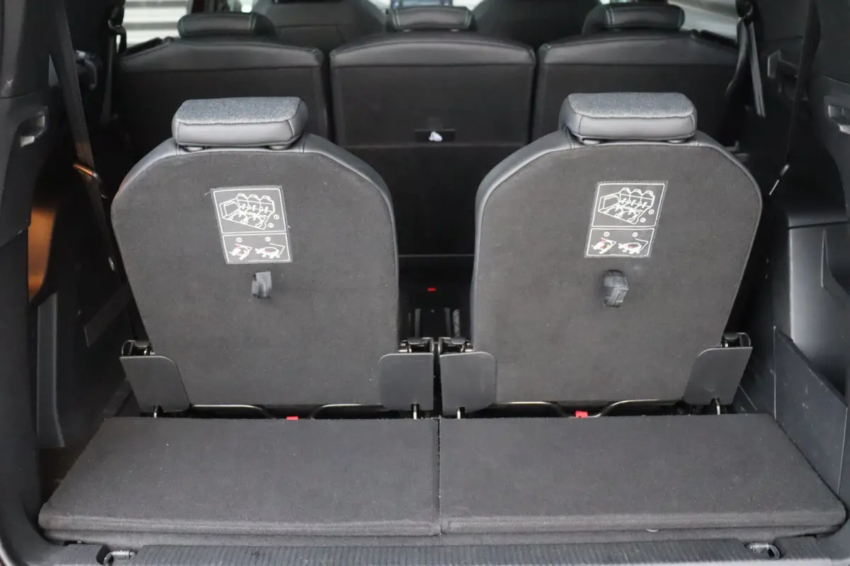 1.2 PURETECH 130PK 7-ZITS ALLURE PACK / NAVI / LEDER / CLIMA / PDC / 18" LMV / CAMERA / AFN. TREKHAAK / KEYLESS / CRUISECONTROL / NIEUWSTAAT !!