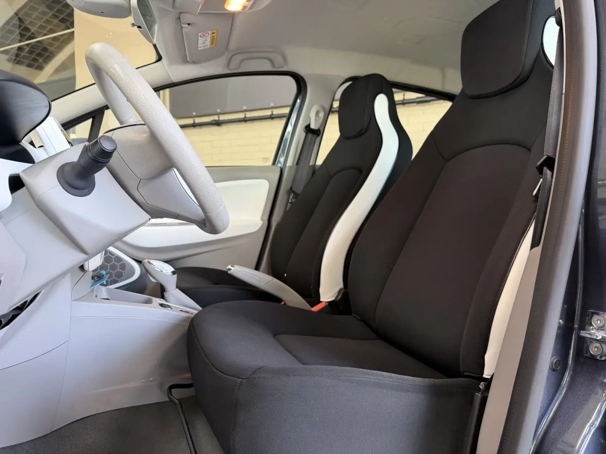 R90 41 kWh (Huur Accu) Navigatie | Clima | 16" | Cruise control | Bluetooth | Dealer onderhouden!