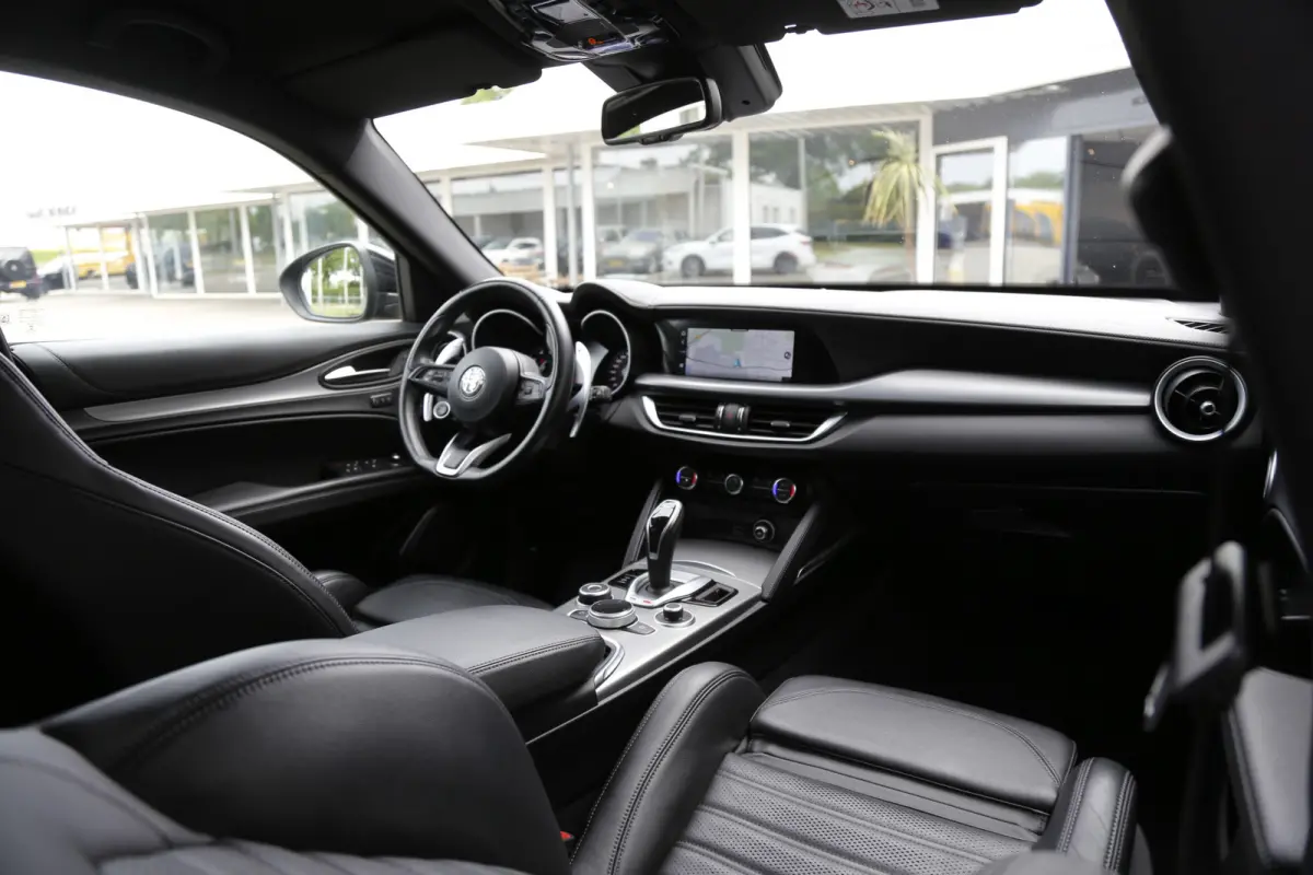 2.0T 280PK AWD Veloce*Perfect Alfa Onderh.*Black pack/ACC met stuurhulp/H&K/Memorie/Camera/Leder/Stoelverw./Stuurverw./Dodehoek/DAB/LED/Elek. Klep/Parkeersens.V+A/21 inch LM*