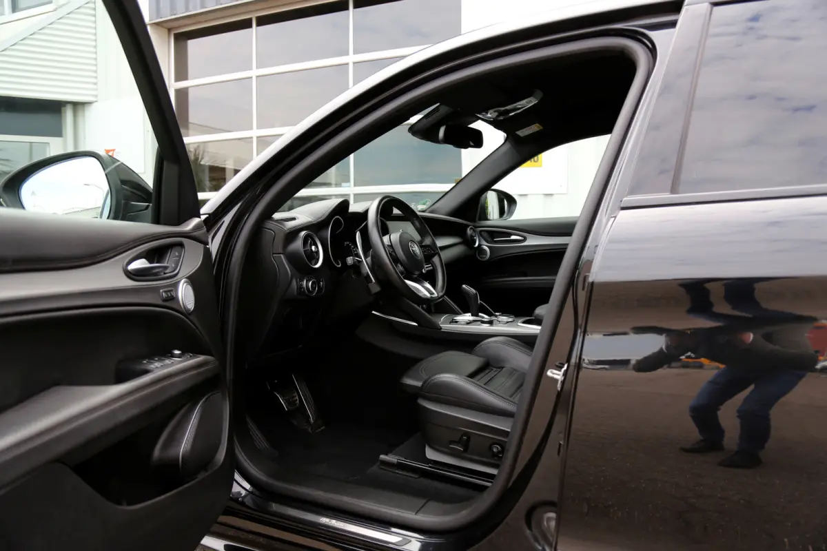 2.0T 280PK AWD Veloce*Perfect Alfa Onderh.*Black pack/ACC met stuurhulp/H&K/Memorie/Camera/Leder/Stoelverw./Stuurverw./Dodehoek/DAB/LED/Elek. Klep/Parkeersens.V+A/21 inch LM*