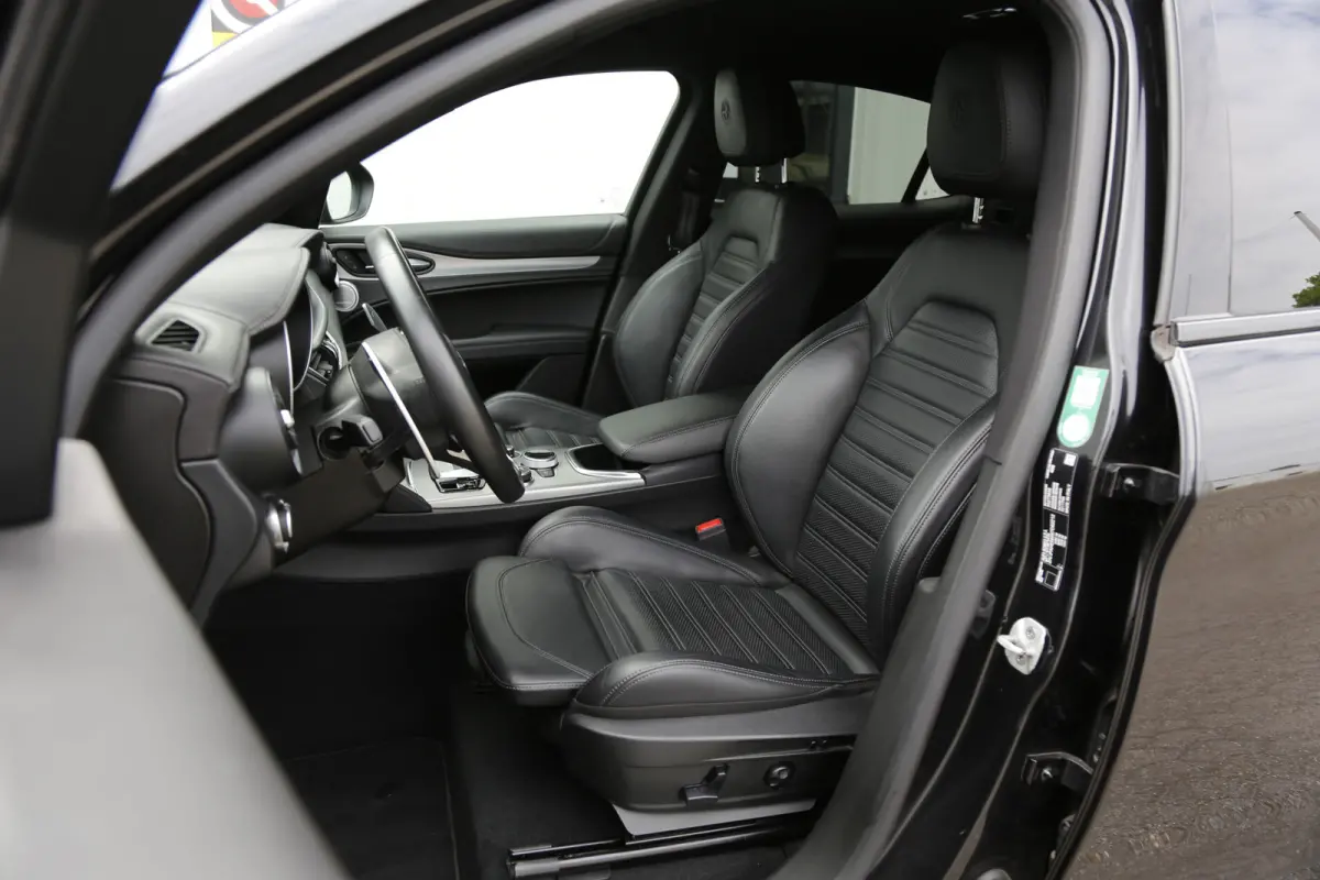 2.0T 280PK AWD Veloce*Perfect Alfa Onderh.*Black pack/ACC met stuurhulp/H&K/Memorie/Camera/Leder/Stoelverw./Stuurverw./Dodehoek/DAB/LED/Elek. Klep/Parkeersens.V+A/21 inch LM*