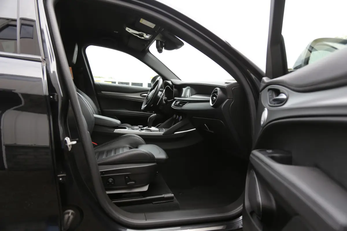 2.0T 280PK AWD Veloce*Perfect Alfa Onderh.*Black pack/ACC met stuurhulp/H&K/Memorie/Camera/Leder/Stoelverw./Stuurverw./Dodehoek/DAB/LED/Elek. Klep/Parkeersens.V+A/21 inch LM*
